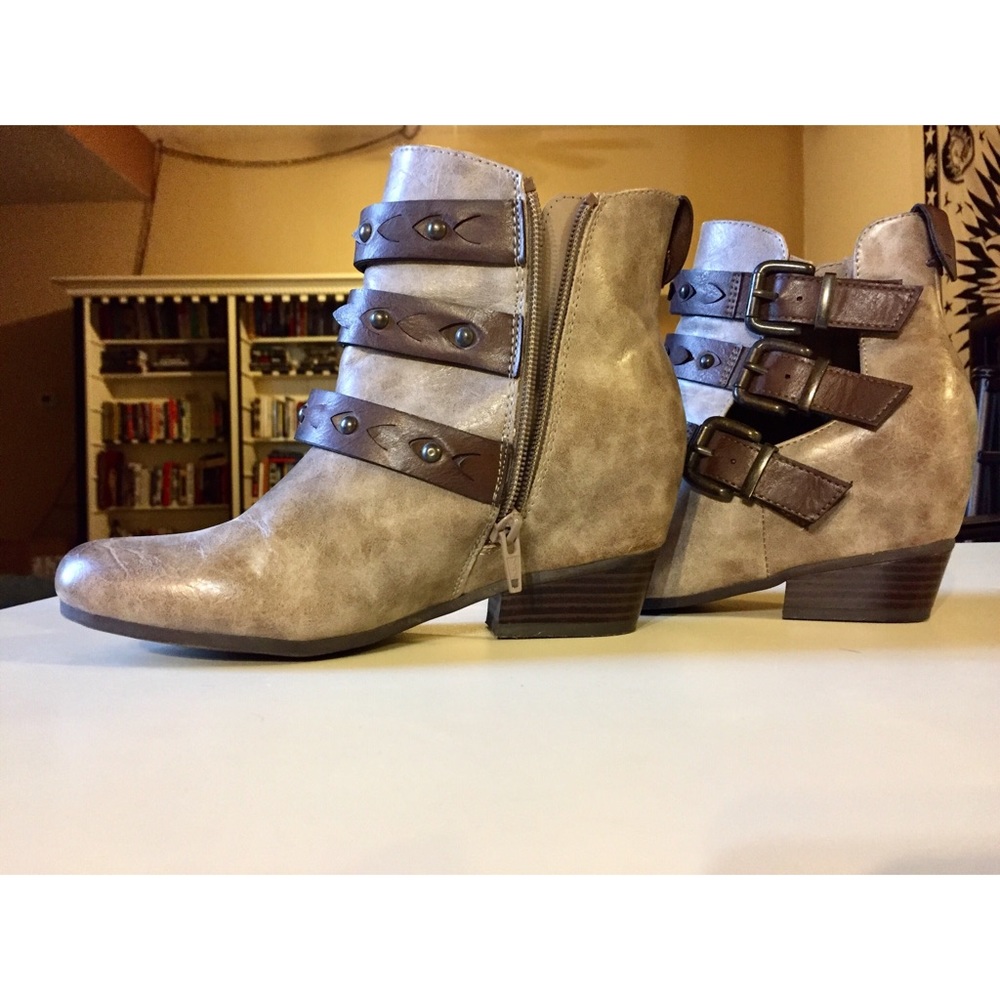 Sonoma women’s ankle booties size 6 - short heel